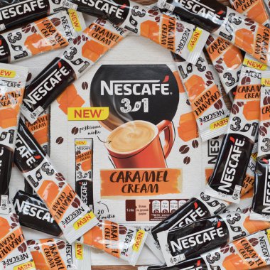 KHARKOV, UKRAINE - 21 Mart 2020: çok sayıda Nescafe karamel kremalı kahve çubuğu. Nescafe, İsviçreli çok uluslu şirket Nestle tarafından üretilen bir kahve markasıdır.