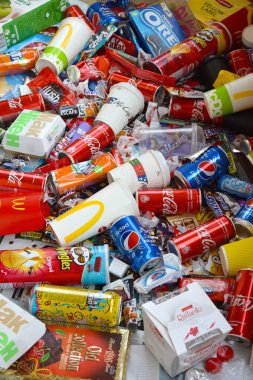 KHARKOV, UKRAINE - 8 Nisan 2020: Dünya çapında ünlü markaların kullandığı birçok paket ve kutu. Çeşitli renk ve malzemelerden oluşan çöp deseni