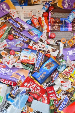 KHARKOV, UKRAINE - 8 Nisan 2020: Dünya çapında ünlü markaların kullandığı birçok paket ve kutu. Çeşitli renk ve malzemelerden oluşan çöp deseni