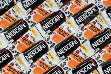 KHARKOV, UKRAINE - 21 Mart 2020: çok sayıda Nescafe karamel kremalı kahve çubuğu. Nescafe, İsviçreli çok uluslu şirket Nestle tarafından üretilen bir kahve markasıdır.