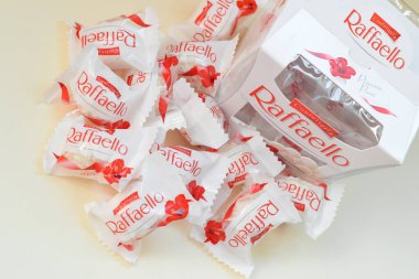 KHARKOV, UKRAINE - 26 Mart 2020: Bej arkaplanda Raffaello şekerlemeleri. Raffaello, İtalyan imalatçı Ferrero 'nun 1990 yılında pazara getirdiği küresel bir hindistan cevizi badem şekerlemesi.