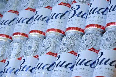 KHARKOV, UKRAINE - 22 Ağustos 2020: Birçok konserve Budweiser Alkol Birası kamuflaj yüzeyinde yatar. Budweiser, Anheuser-Busch Inbev 'den Amerika' nın en popüler markasıdır.