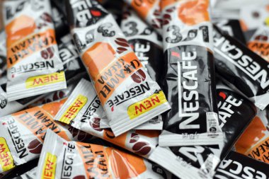 KHARKOV, UKRAINE - 21 Mart 2020: çok sayıda Nescafe karamel kremalı kahve çubuğu. Nescafe, İsviçreli çok uluslu şirket Nestle tarafından üretilen bir kahve markasıdır.