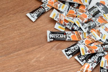KHARKOV, UKRAINE - 21 Mart 2020: Birçok Nescafe karamel kremalı kahve çubukları ahşap arka planda. Nescafe, İsviçreli çok uluslu şirket Nestle tarafından üretilen bir kahve markasıdır.