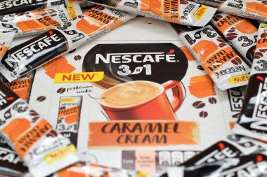KHARKOV, UKRAINE - 21 Mart 2020: çok sayıda Nescafe karamel kremalı kahve çubuğu. Nescafe, İsviçreli çok uluslu şirket Nestle tarafından üretilen bir kahve markasıdır.