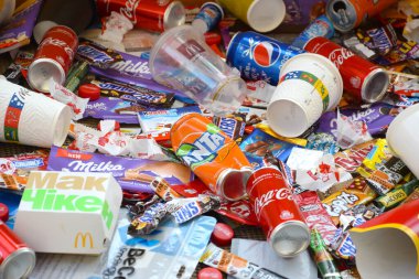 KHARKOV, UKRAINE - 8 Nisan 2020: Dünya çapında ünlü markaların kullandığı birçok paket ve kutu. Çeşitli renk ve malzemelerden oluşan çöp deseni