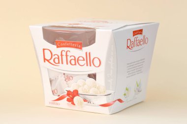 KHARKOV, UKRAINE - 26 Mart 2020: Bej arkaplanda Raffaello şekerlemeleri. Raffaello, İtalyan imalatçı Ferrero 'nun 1990 yılında pazara getirdiği küresel bir hindistan cevizi badem şekerlemesi.
