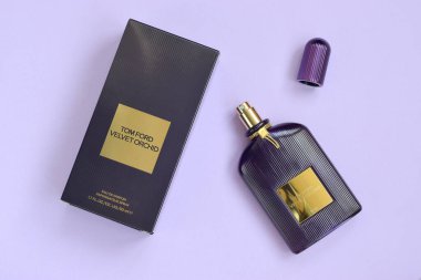 KHARKOV, UKRAINE - 29 Şubat 2020: Tom Ford kadife orkide parfüm şişesi açık leylak arka planda yatar. Tom Ford, Amerikalı moda tasarımcısı. 2006 'da ünlü lüks markasını kurdu.
