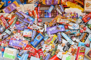 KHARKOV, UKRAINE - 8 Nisan 2020: Dünya çapında ünlü markaların kullandığı birçok paket ve kutu. Çeşitli renk ve malzemelerden oluşan çöp deseni