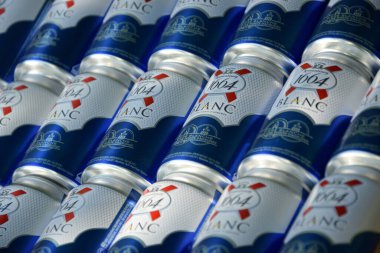 KHARKOV, UKRAINE - 22 AĞUSTOS 2020: 1664 Blanc logosu büyük miktarda bira kutuları üzerinde. 1664 Blanc, Fransız bira fabrikası Kronenbourg 'dan dünya çapında ihraç edilen buğday birasıdır.