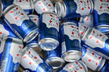 KHARKOV, UKRAINE - 22 AĞUSTOS 2020: 1664 Blanc logosu büyük yığın halinde bira kutuları. 1664 Blanc, Fransız bira fabrikası Kronenbourg 'dan dünya çapında ihraç edilen buğday birasıdır.