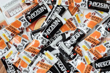KHARKOV, UKRAINE - 21 Mart 2020: çok sayıda Nescafe karamel kremalı kahve çubuğu. Nescafe, İsviçreli çok uluslu şirket Nestle tarafından üretilen bir kahve markasıdır.