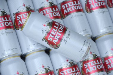 KHARKOV, UKRAINE - 22 Ağustos 2020: birçok teneke kutu Stella Artois birası. Stella Artois, AB InBev 'in sahibi olduğu dünyanın en ünlü Belçika birasıdır.
