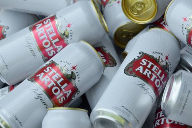KHARKOV, UKRAINE - 22 Ağustos 2020: birçok teneke kutu Stella Artois birası. Stella Artois, AB InBev 'in sahibi olduğu dünyanın en ünlü Belçika birasıdır.