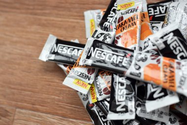 KHARKOV, UKRAINE - 21 Mart 2020: Birçok Nescafe karamel kremalı kahve çubukları ahşap arka planda. Nescafe, İsviçreli çok uluslu şirket Nestle tarafından üretilen bir kahve markasıdır.