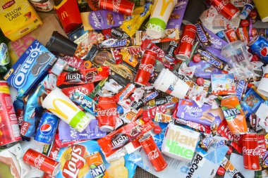 KHARKOV, UKRAINE - 8 Nisan 2020: Dünya çapında ünlü markaların kullandığı birçok paket ve kutu. Çeşitli renk ve malzemelerden oluşan çöp deseni