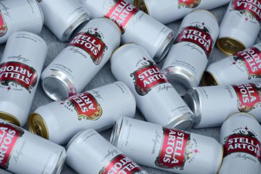 KHARKOV, UKRAINE - 22 Ağustos 2020: birçok teneke kutu Stella Artois birası. Stella Artois, AB InBev 'in sahibi olduğu dünyanın en ünlü Belçika birasıdır.