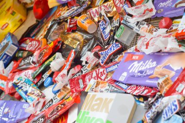 KHARKOV, UKRAINE - 8 Nisan 2020: Dünya çapında ünlü markaların kullandığı birçok paket ve kutu. Çeşitli renk ve malzemelerden oluşan çöp deseni