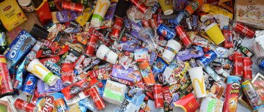 KHARKOV, UKRAINE - 8 Nisan 2020: Dünya çapında ünlü markaların kullandığı birçok paket ve kutu. Çeşitli renk ve malzemelerden oluşan çöp deseni