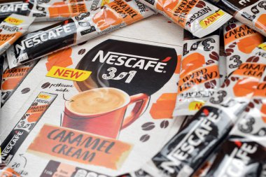 KHARKOV, UKRAINE - 21 Mart 2020: çok sayıda Nescafe karamel kremalı kahve çubuğu. Nescafe, İsviçreli çok uluslu şirket Nestle tarafından üretilen bir kahve markasıdır.