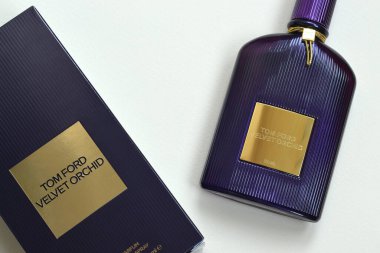 KHARKOV, UKRAINE - 29 Şubat 2020: Tom Ford kadife orkide parfüm şişesi açık leylak arka planda yatar. Tom Ford, Amerikalı moda tasarımcısı. 2006 'da ünlü lüks markasını kurdu.