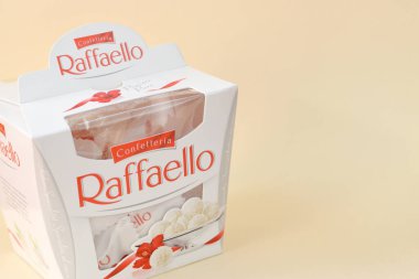 KHARKOV, UKRAINE - 26 Mart 2020: Bej arkaplanda Raffaello şekerlemeleri. Raffaello, İtalyan imalatçı Ferrero 'nun 1990 yılında pazara getirdiği küresel bir hindistan cevizi badem şekerlemesi.