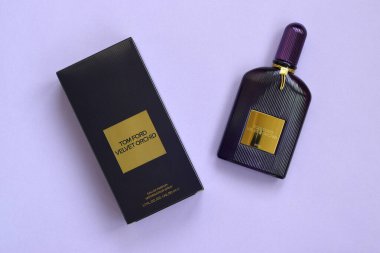 KHARKOV, UKRAINE - 29 Şubat 2020: Tom Ford kadife orkide parfüm şişesi açık leylak arka planda yatar. Tom Ford, Amerikalı moda tasarımcısı. 2006 'da ünlü lüks markasını kurdu.