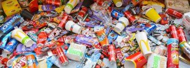 KHARKOV, UKRAINE - 8 Nisan 2020: Dünya çapında ünlü markaların kullandığı birçok paket ve kutu. Çeşitli renk ve malzemelerden oluşan çöp deseni