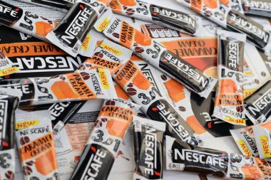 KHARKOV, UKRAINE - 21 Mart 2020: çok sayıda Nescafe karamel kremalı kahve çubuğu. Nescafe, İsviçreli çok uluslu şirket Nestle tarafından üretilen bir kahve markasıdır.