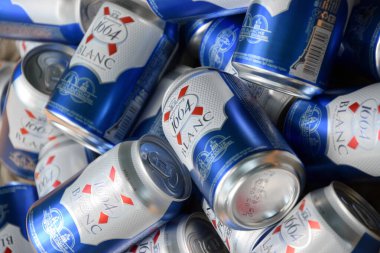 KHARKOV, UKRAINE - 22 AĞUSTOS 2020: 1664 Blanc logosu büyük yığın halinde bira kutuları. 1664 Blanc, Fransız bira fabrikası Kronenbourg 'dan dünya çapında ihraç edilen buğday birasıdır.