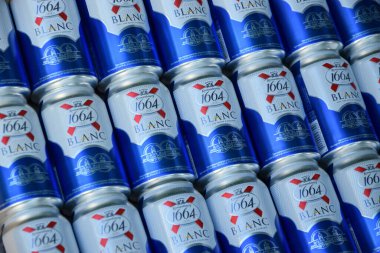 KHARKOV, UKRAINE - 22 AĞUSTOS 2020: 1664 Blanc logosu büyük miktarda bira kutuları üzerinde. 1664 Blanc, Fransız bira fabrikası Kronenbourg 'dan dünya çapında ihraç edilen buğday birasıdır.