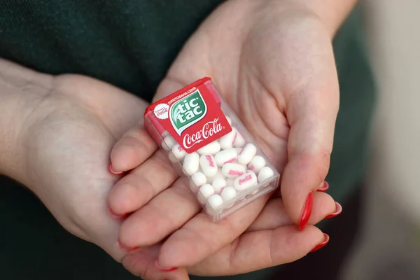 Kharkov Ukraine 10月16 2020 若い女の子は ココアコーラの味とチックタックハードミンツパックを保持しています ティックタック Tic Tac フェレロ社が製造する小さな硬いミントのブランド — ストック写真