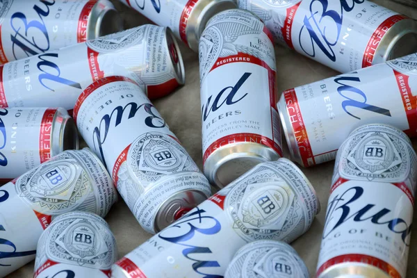 Kharkov Ukraine August 2020 Viele Dosen Budweiser Lageralkoholbier Liegen Auf — Stockfoto