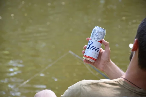 Kharkov Ukraine August 2020 Mann Hält Beim Angeln Budweiser Lageralkoholbier — Stockfoto