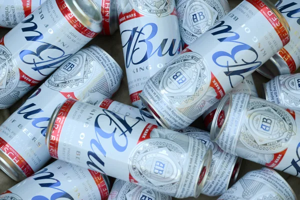 Kharkov Ukraine August 2020 Viele Dosen Budweiser Lageralkoholbier Liegen Auf — Stockfoto