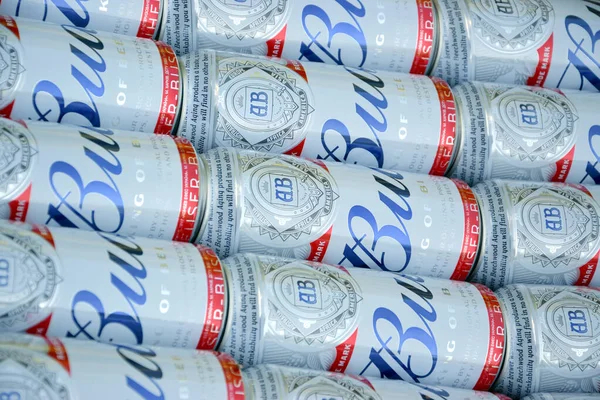 Kharkov Ukraine August 2020 Viele Dosen Budweiser Lageralkoholbier Liegen Auf — Stockfoto