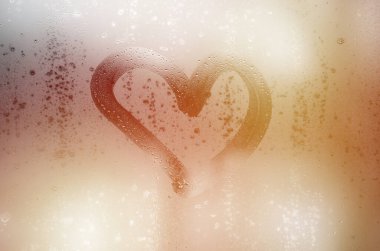 Kalp kışın sisli camlara boyanır.