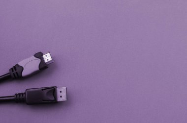 Mor arkaplandaki kusursuz bağlantı için ses videosu HDMI bilgisayar dolgusu ve 20-pin erkek DisplayPort altın kaplama konnektörü