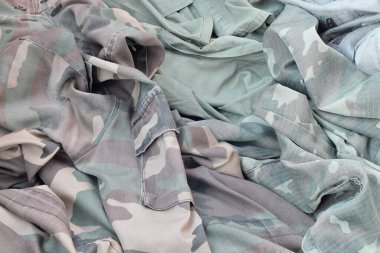 Takipçilik ve Çernobil Yasaklama Bölgesi Tasarım Projeleri için kamuflaj arka planı. Takipçilerin arka tarafı buruşuk kumaşla kaplı kamuflaj ceketi.