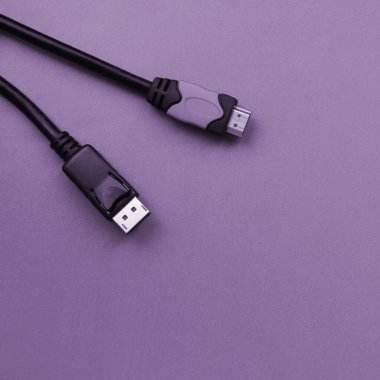 Mor arkaplandaki kusursuz bağlantı için ses videosu HDMI bilgisayar dolgusu ve 20-pin erkek DisplayPort altın kaplama konnektörü