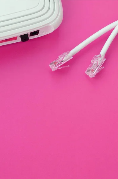 Internet Router Und Internet Kabelstecker Liegen Auf Einem Leuchtend Rosa — Stockfoto