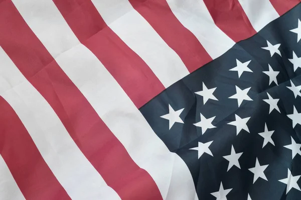 Εικόνα Μιας Τσαλακωμένης Αμερικάνικης Σημαίας Πολλές Πτυχές Κυματίζουν Στον Άνεμο — Φωτογραφία Αρχείου