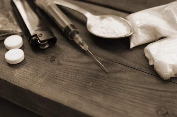 Wiele Substancji Odurzających Urządzeń Przygotowywania Leków Leży Starym Drewnianym Stole — Zdjęcie stockowe