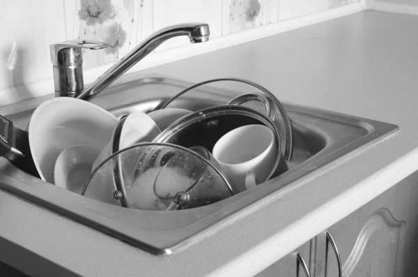 Dirty Dishes Unwashed Kitchen Appliances Filled Kitchen Sink — Stock Photo, Image