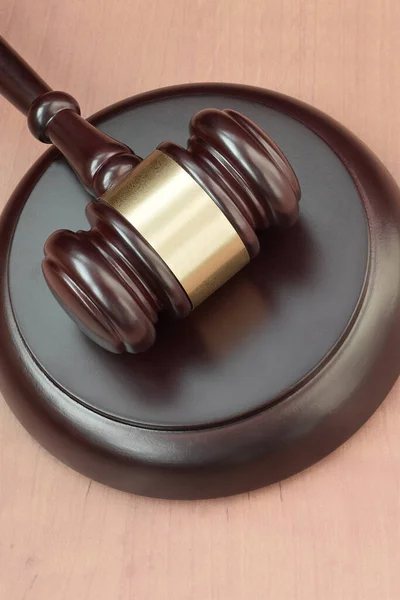 司法裁判中に法廷の木製の机の上の判事マレット 法の概念と空のコピースペース ハンマー判事 — ストック写真