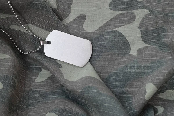 迷彩疲労制服に犬のタグを持つ銀製の軍用ビーズ 兵士の軍トークン迷彩ジャケット後部 — ストック写真