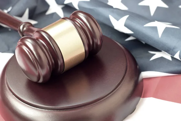 司法裁判中の法廷における米国の国旗に関する司法取引 法の概念と空のコピースペース ハンマー判事 — ストック写真