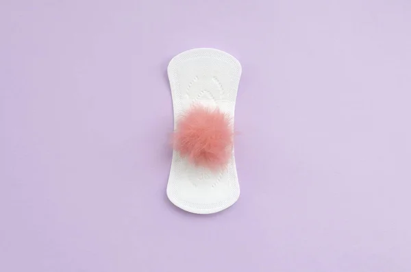 Almofada Menstrual Vermelho Fofo Fuzzy Como Sangue Fundo Pastel Violeta — Fotografia de Stock