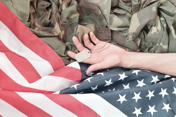 Ezüst Katonai Gyöngyök Dögcédulával Halott Katona Kezével Egyesült Államok Szövetzászlóján — Stock Fotó