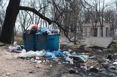 Çöp tenekesi çöp ve atıklarla dolu. Nüfuslu bölgelerde zamansız çöp temizleme